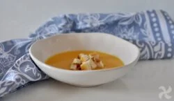 Crema de calabaza y zumo de naranja, con pan tostado