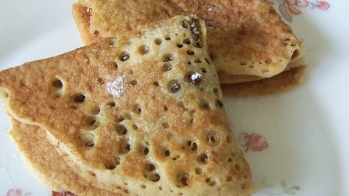 Crepes de manzana y nuez con salsa de chocolate