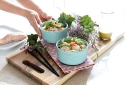 Ensalada de salmón y aguacate con salsa de eneldo