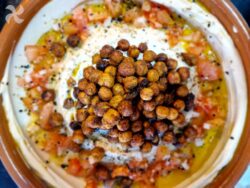 Hummus con garbanzos crujientes especiados y salsa de yogur con menta