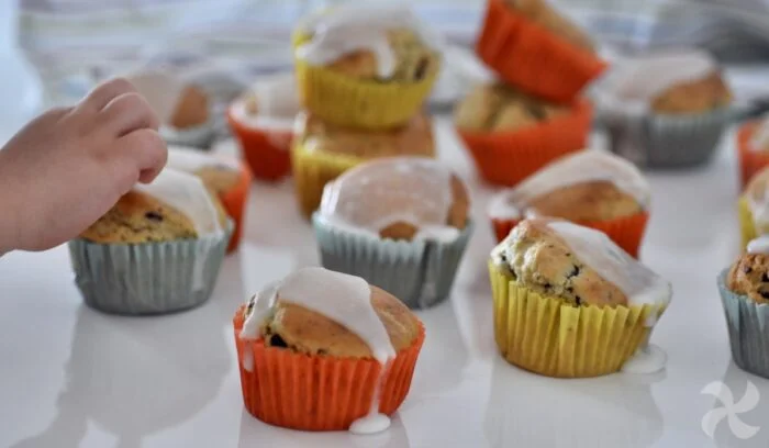 Madalenas con chocolate y glaseado de limón
