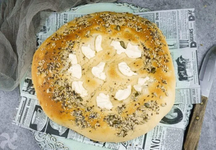 Pan turco con queso en crema y semillas