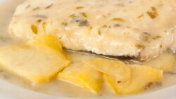 Pescado al horno con limón y alcaparras