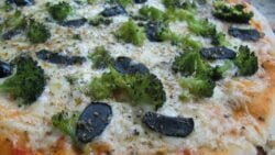 Pizza vegetariana de brócoli y queso mozzarella