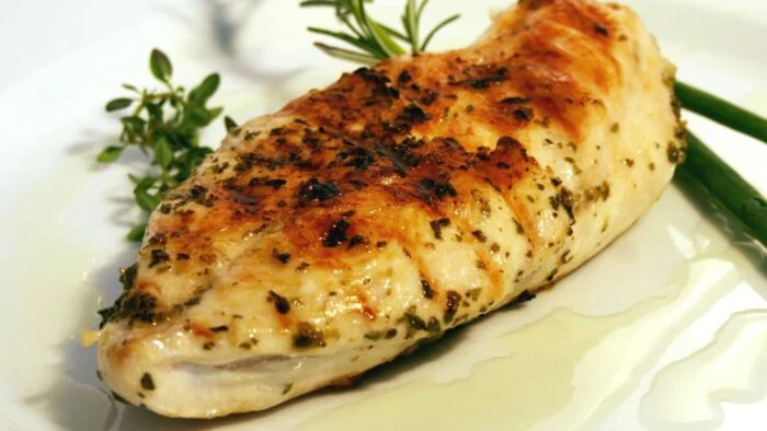 Pollo al limón con chile y con hierbas aromáticas