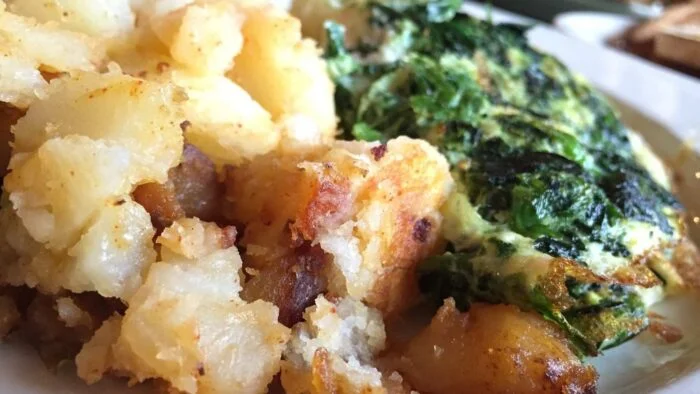Revuelto de patatas con espinacas y queso