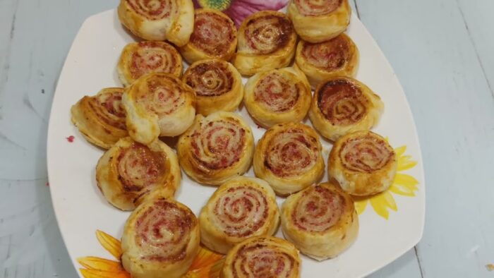 rollitos de hojaldre con paté de salami casero en freidora de aire