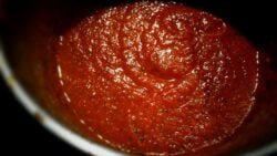 Sopa de tomate con pesto casero