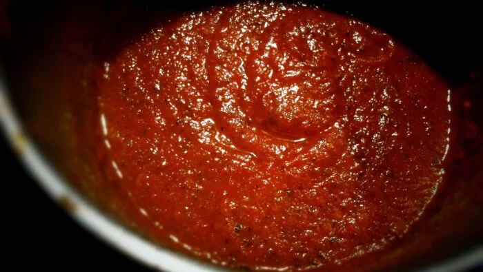 Sopa de tomate con pesto casero