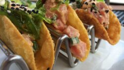 Tacos de atún con salsa de chipotle