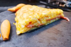 Tortilla de patatas rellena de mortadela y queso