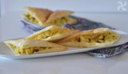 Triángulos de hojaldre con cuscús de coliflor