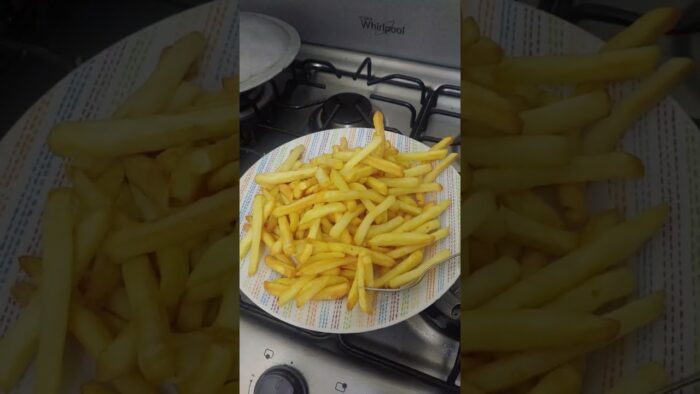 Aprendiendo usar la nuevas freidora de aire hacemos papitas con salchichas 😋 muy fácil de usarlas.
