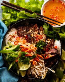 Cuencos vietnamitas de fideos de cerdo con limoncillo (bun thit nuong)