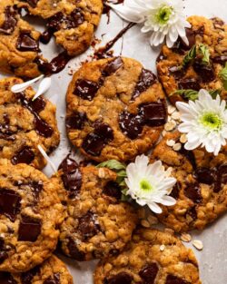 Galletas de chispas de chocolate con avena y mantequilla marrón (¡fáciles!)