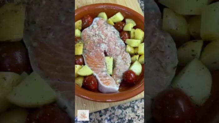 Salmón con patatas y tomates cherry en la freidora de aire