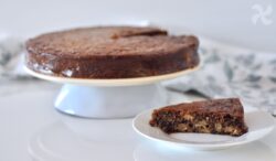 Bizcocho de café soluble y chocolate, con manzana