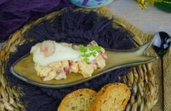 Ensaladilla de gambas al ajillo