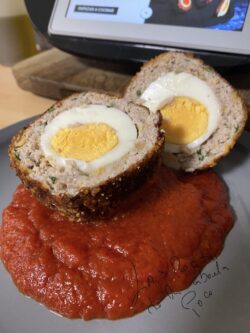 Huevos escoceses con salsa de tomate