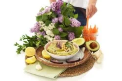 Hummus de aguacate y albahaca