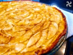 Tarta de manzana y canela casera con cobertura de mermelada