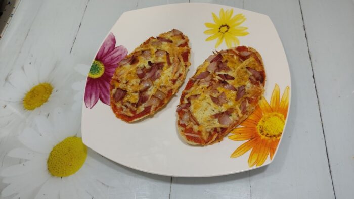 Boca-pizza de bacon y queso en la freidora de aire