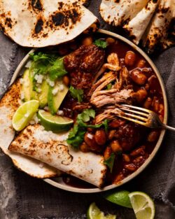 Cerdo con Chipotle Mexicano y Frijoles