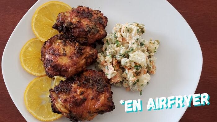 Muslos de pollo en freidora de aire marinados con naranja y acompañados de ensalada fácil #airfryer