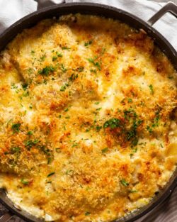 Pescado al horno cremoso sobre gratinado de patata