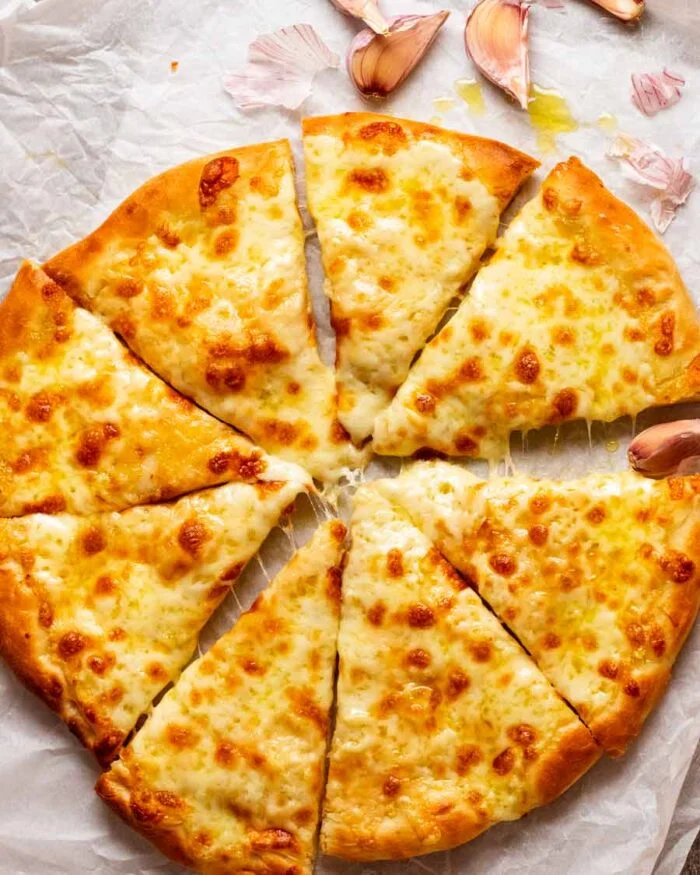 Pizza de queso con ajo |  RecetaTin Eats