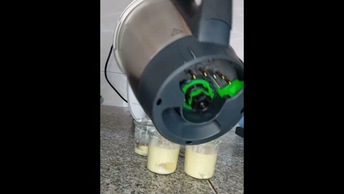 Vasitos de bizcocho de plátano y chocolate, fácil y rico con Thermomix