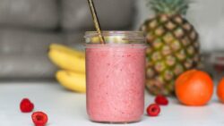 Batido saludable de nueces, frambuesas y plátano