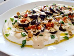 Berenjena asada con salsa de yogur griego y tahini