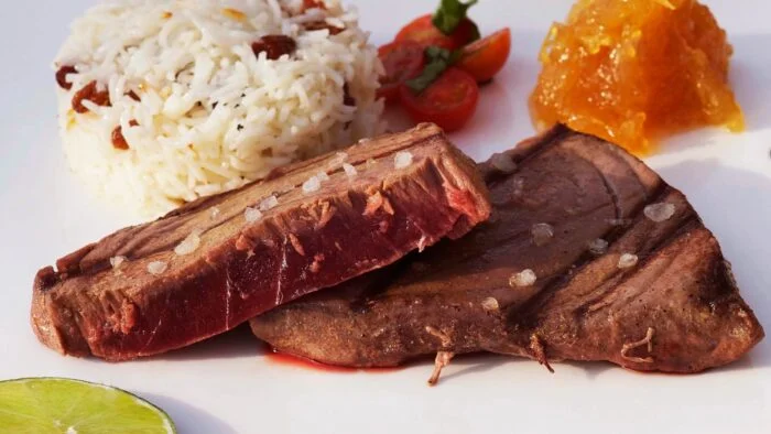 Bistec de atún con toque de orégano