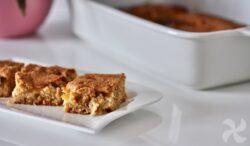 Bizcocho rápido con melocotón y manzana