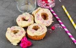 Donuts de fresa sin gluten ni azúcar