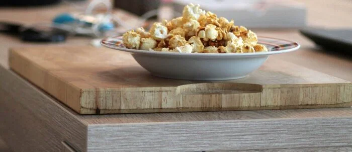 Palomitas de maíz con queso y hierbas
