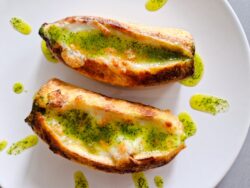 Plátano maduro relleno de queso y aceite de cilantro, en airfryer