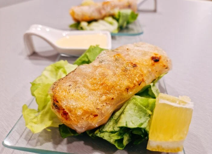 Rollitos nems crujientes de langostinos con salsa de piña