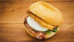 Sándwich de tocino y huevo con salsa de tomate