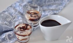 Yogur de leche condensada con sirope de cacao