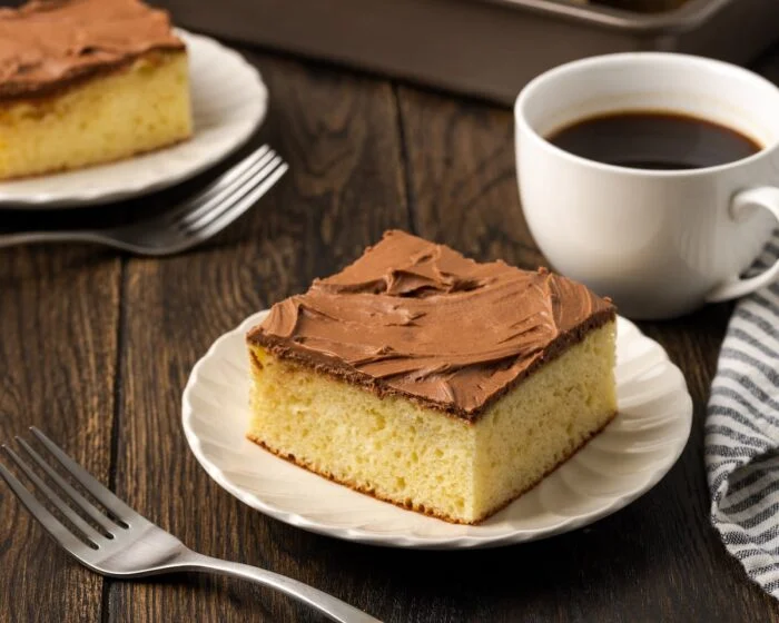 Pastel amarillo con glaseado de chocolate