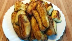 Deliciosa berenjena frita y calabacín en freidora de aire. @Recetaslinakysylenko