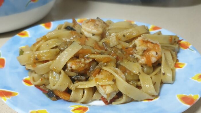 Tallarines con verduras y gambas/ Tallarines chinos/ Tallarines en thermomix/ Recetas thermomix/