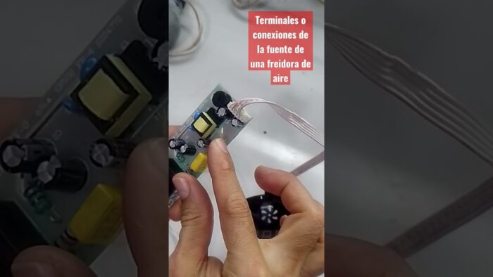 Terminales de conexión de la fuente de una freidora de aire