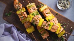 Brochetas de salmón y melón a la plancha con salsa de champán