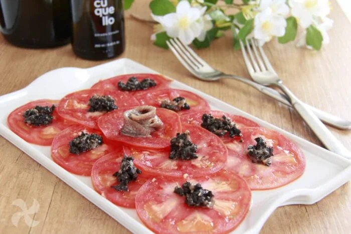 Carpaccio de tomate con tapenade de anchoas