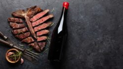 Chuletón de ternera con salsa de queso y vino tinto
