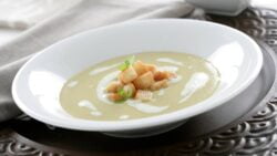 Crema de apionabo con verduras y queso