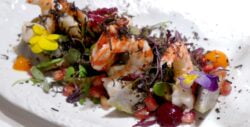 Ensalada de verduras y langostinos con vinagreta de champán